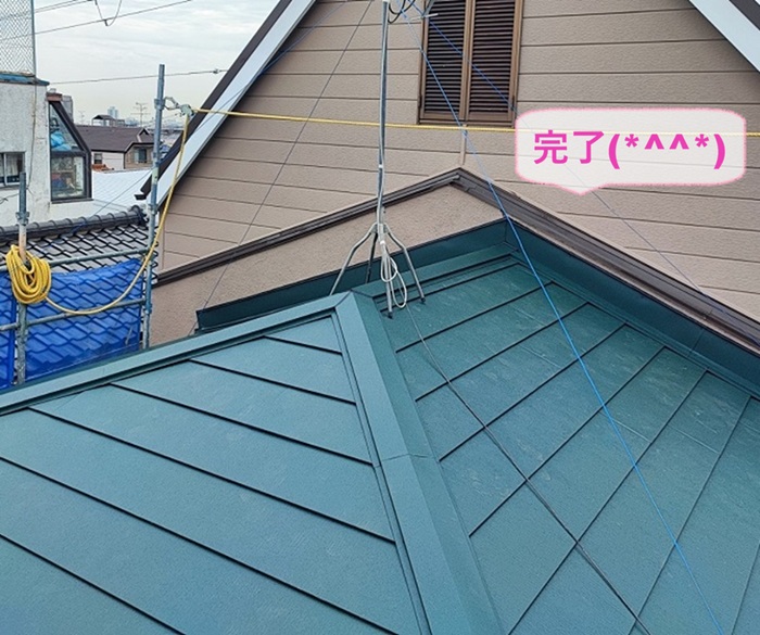 神戸市灘区で連棟住宅の瓦屋根リフォームが完了した現場の様子