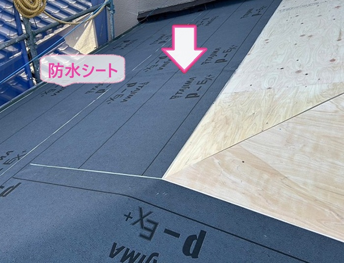 連棟住宅の瓦屋根リフォームで防水シートを貼っている様子