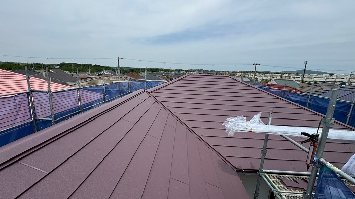 川西市でカラーベスト屋根へのカバー工法完了