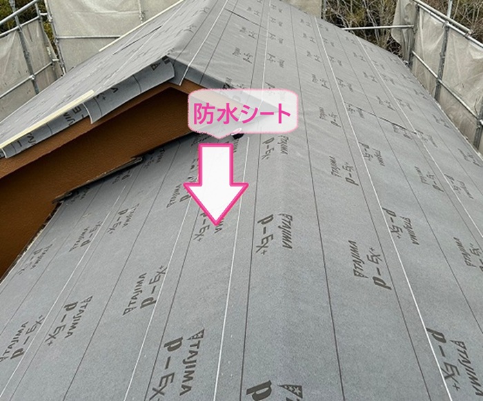 M型屋根の全面リニューアルで防水シートを貼っている様子
