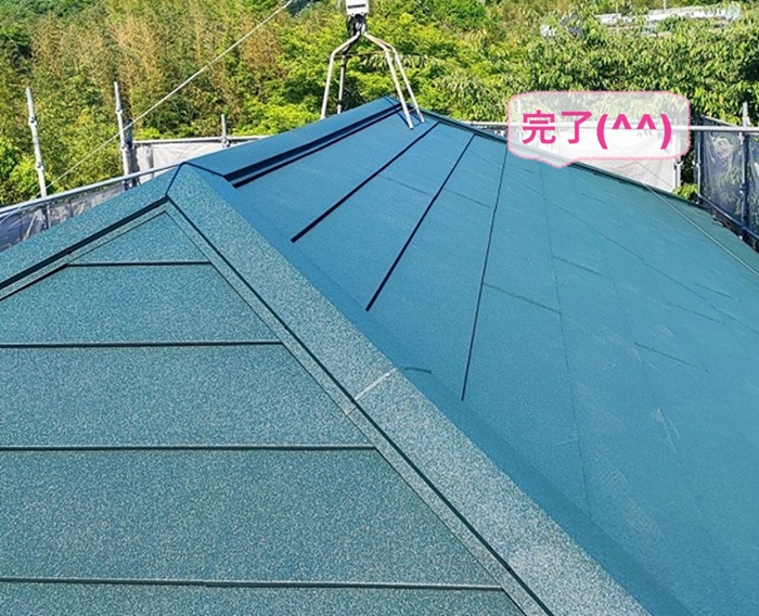 小野市で老朽化した化粧スレート屋根の重ね葺き工事が完了した現場の様子