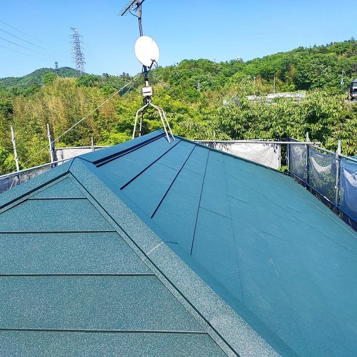 小野市で劣化したスレート屋根へのカバー工事を行った後の様子