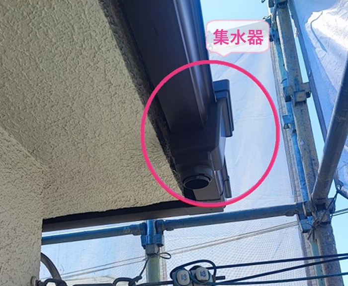 雨どい交換工事で集水器を取り付けている様子