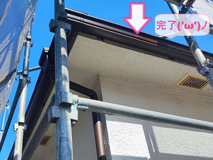西宮市で雨どいの排水性能を高める角型塩ビ鋼板への交換工事が完了した現場の様子