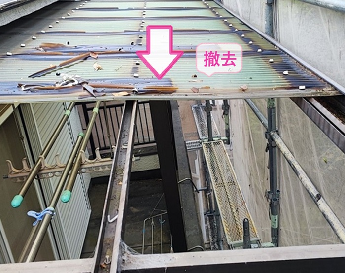 バルコニー屋根の張り替え工事で既存の波板を撤去している様子