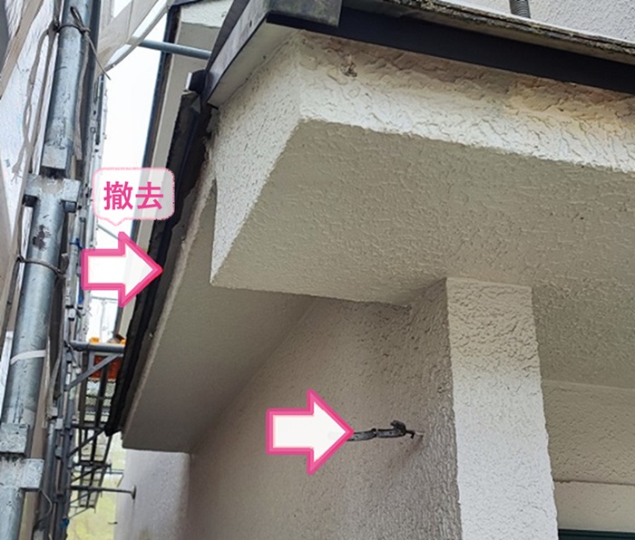 西宮市の雨どい交換工事で既存の雨樋を撤去している様子