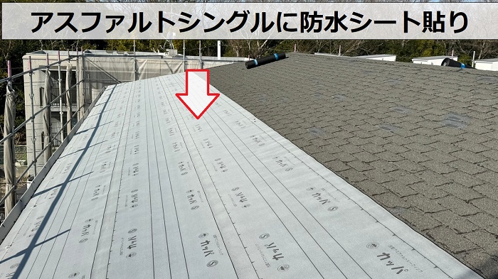 割れが酷いアスファルトシングルに屋根重ね葺き工事で防水シート貼り