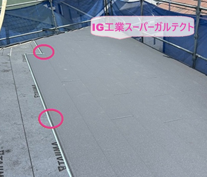 賃貸住宅の化粧スレート改修でIG工業スーパーガルテクトを葺いている様子