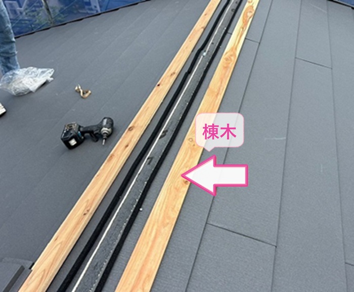 賃貸住宅の化粧スレート改修で棟木を取り付けている様子