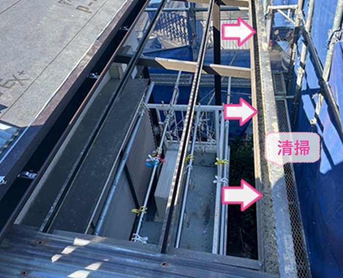 テラス波板の交換で雨樋内部を掃除している様子