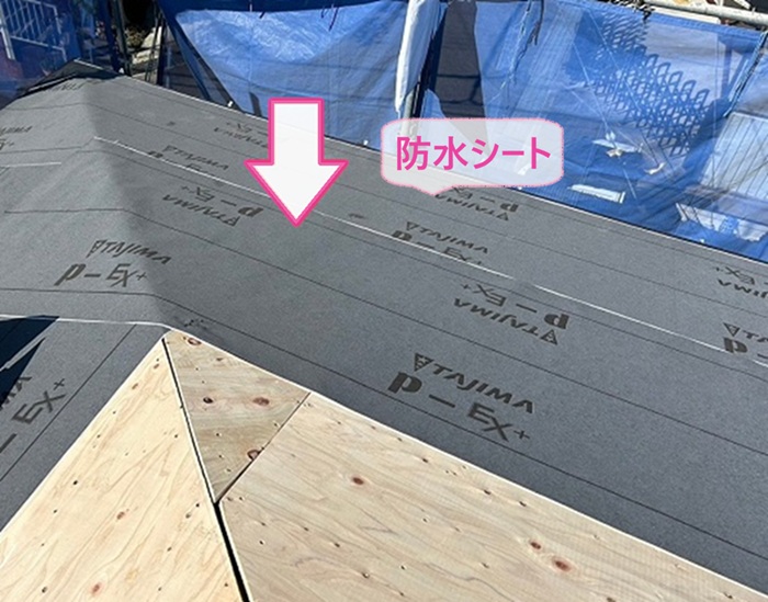 瓦屋根リフォームで防水シートを貼っている様子