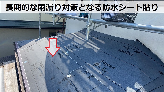 神戸市兵庫区で2階建て寄棟の屋根工事としてIG工業スーパーガルテクトを使用する現場で防水シート貼り