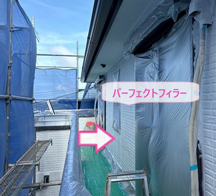 住宅外壁の塗り替えでパーフェクトフィラーを下塗りしている様子