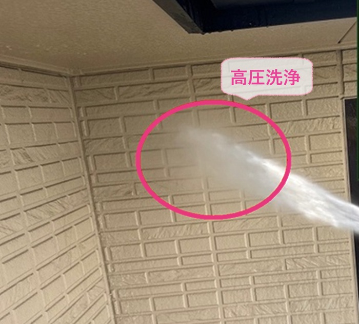 住宅外壁の塗り替えで高圧洗浄をしている様子