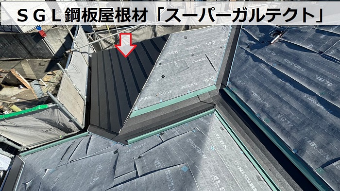 神戸市須磨区でのＳＧＬ鋼板屋根材を用いた屋根カバー工事でスーパーガルテクトを葺いている様子
