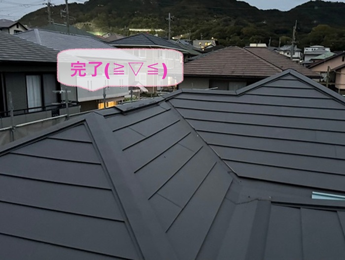神戸市須磨区で高耐久SGL鋼板を用いた屋根重ね葺きが完了した現場の様子