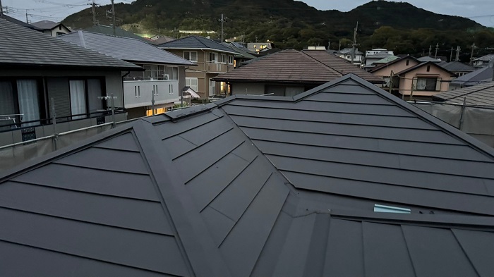 神戸市須磨区でＳＧＬ鋼板屋根材を用いた屋根カバー工事を行った後の様子