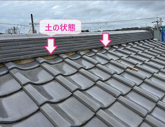 棟部分の漆喰補修で土台の土の状態になるまで古い漆喰を撤去している様子