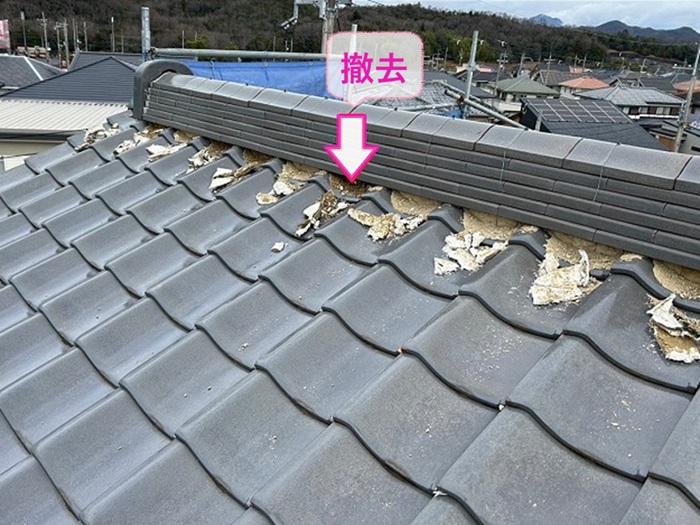 棟部分の漆喰補修で古い漆喰を撤去している様子