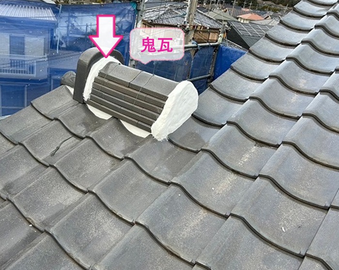 棟部分の漆喰補修で鬼瓦まわりにも漆喰を打設している様子