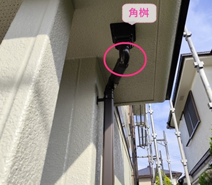 老朽化した縦排水管の取り替えで軒天に角桝を取り付けて竪樋と接合している様子