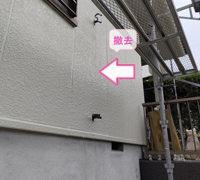 老朽化した縦排水管の取り替えで既存の竪樋を撤去している様子
