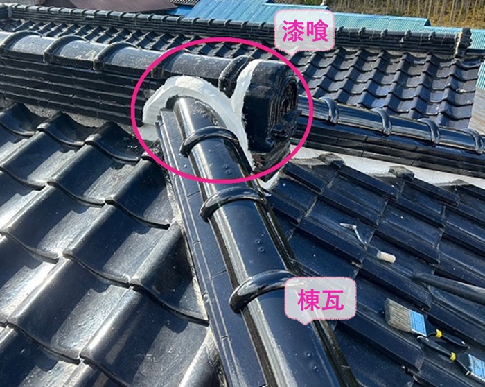 和瓦のメンテナンスで棟瓦を取り付けて取り合いに漆喰を打設している様子