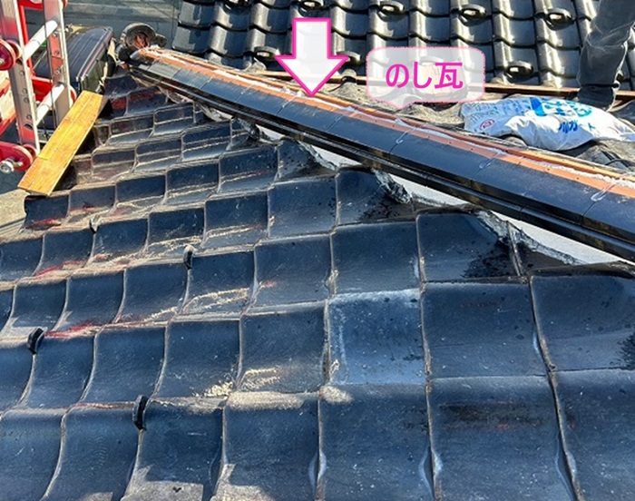 和瓦のメンテナンスでのし瓦を積んでいる様子