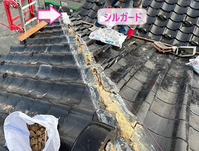 和瓦のメンテナンスで土の代わりにシルガードを打設している様子
