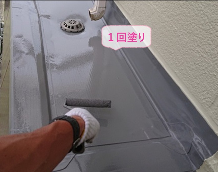 ベランダ防水工事でトップコートは１回塗りで仕上げている様子