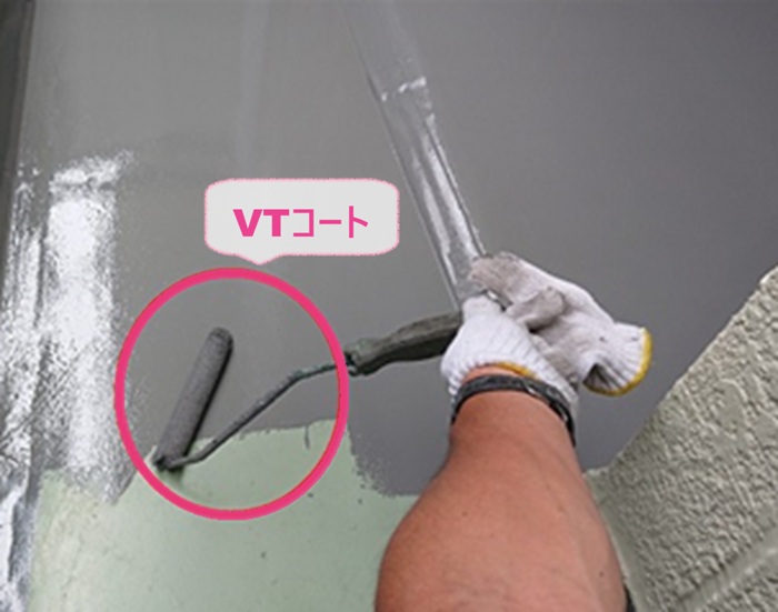 ベランダ防水工事でトップコートのVTコートを塗っている様子