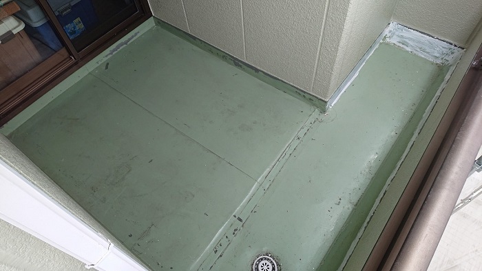 経年劣化したシート防水のベランダ