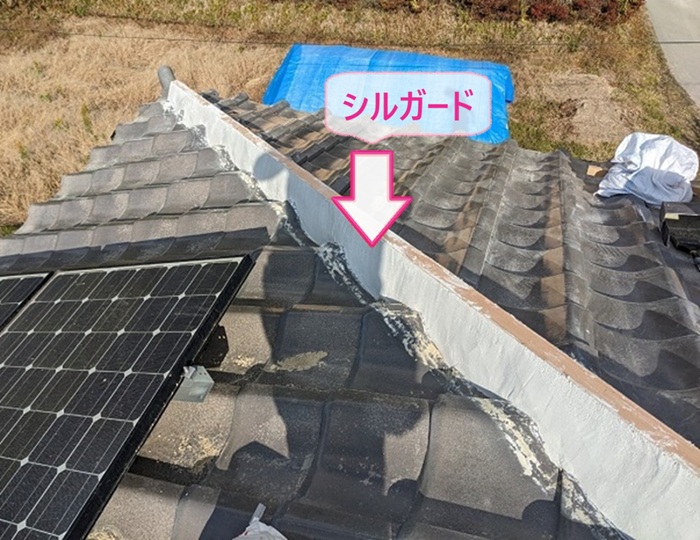 棟瓦の耐震補修で漆喰の代わりとなるシルガードを打設している様子