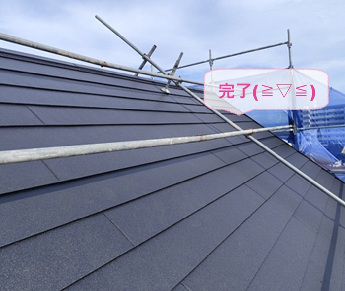芦屋市で急傾斜の化粧スレートの重ね葺き改修が完了した現場の様子