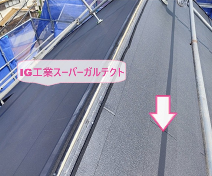 急傾斜な化粧スレートの重ね葺き改修で断熱金属屋根のIG工業スーパーガルテクトを葺いている様子