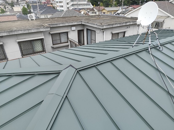 川西市で雨漏りしている緩傾斜な屋根に最適な立平を用いた屋根工事完了