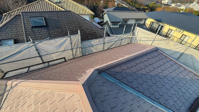 神戸市垂水区で天窓付きの屋根カバー工事を行う前のスレート屋根