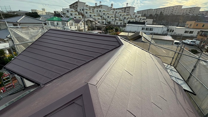 神戸市垂水区で天窓付きの屋根カバー工事を行った後のＳＧＬ鋼板屋根材