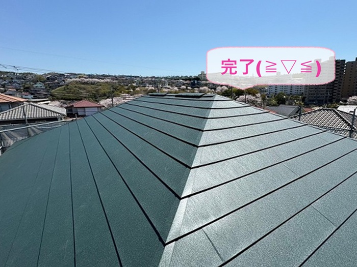 神戸市須磨区の寄棟住宅で屋根重ね葺き工事が完了した現場の様子