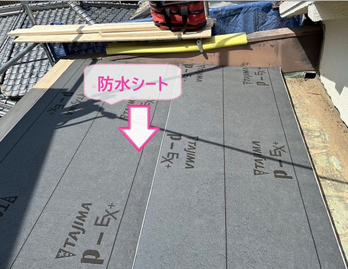 劣化したトタン屋根を重ね葺き改修で防水シートを貼っている様子