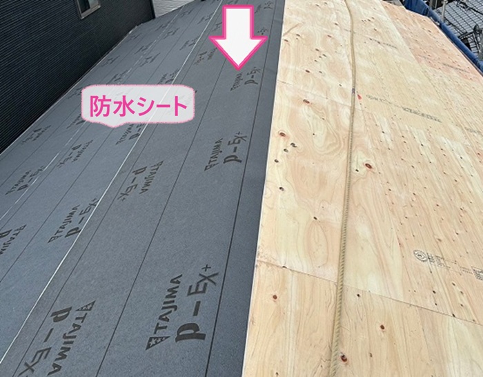 瓦屋根の軽量化リフォームで防水シートを貼っている様子