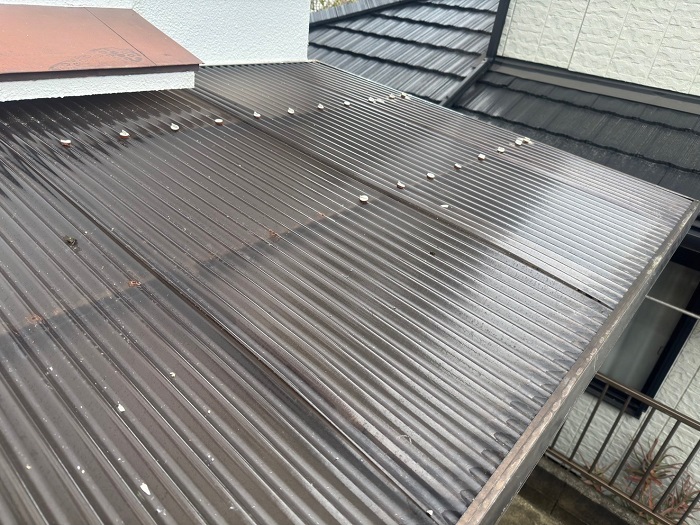 西宮市で劣化したストックヤードの屋根交換を行う前のポリカ波板