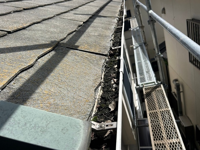 落ち葉やゴミの溜まった軒樋