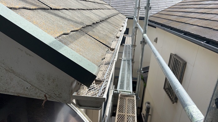 落ち葉除けネットを取り付けた軒樋