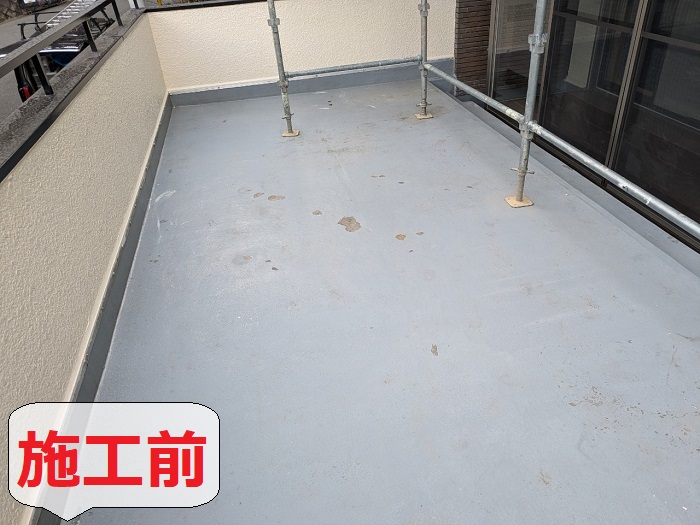 高砂市でひび割れた土間を改修するベランダ防水工事を行う前の様子