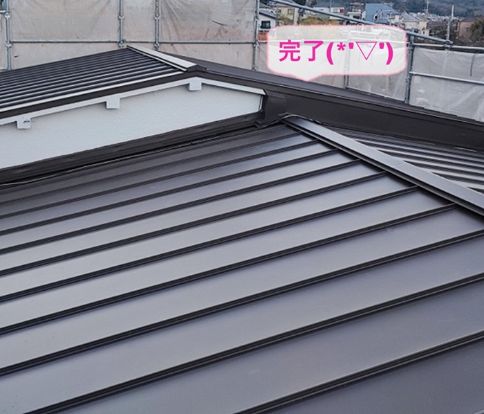 宝塚市の緩勾配の波型スレート屋根を金属屋根の立平へ葺き替え工事が完了した現場の様子