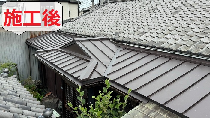 加古郡播磨町近隣地域で玄関上の雨漏り修理としていぶし瓦を部分的に葺き替えた後の様子