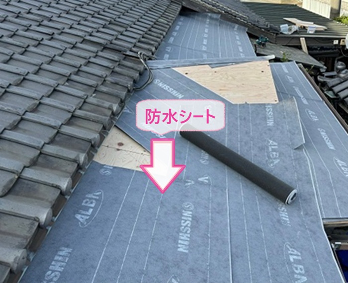 葺き替え工事で防水シートを貼っている様子
