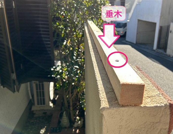 擁壁天端の保護工事で垂木を取り付けている様子