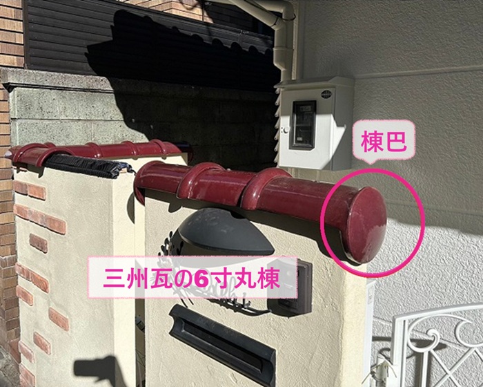 擁壁天端の保護工事で三州瓦の６寸丸棟を取り付けている様子